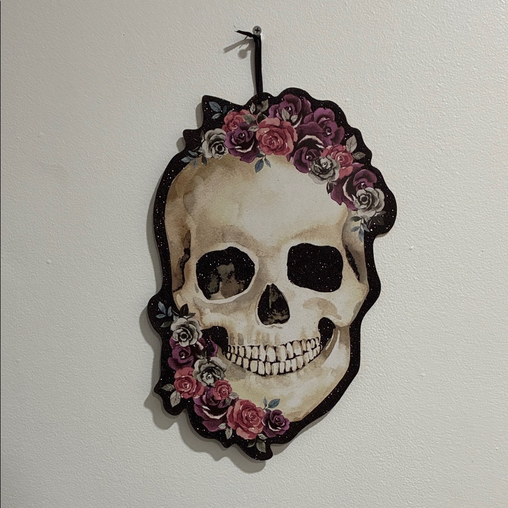 NWT- Stunning Shimmering Black Glittered Floral Skull Wall Decoration Sign 💀🥀